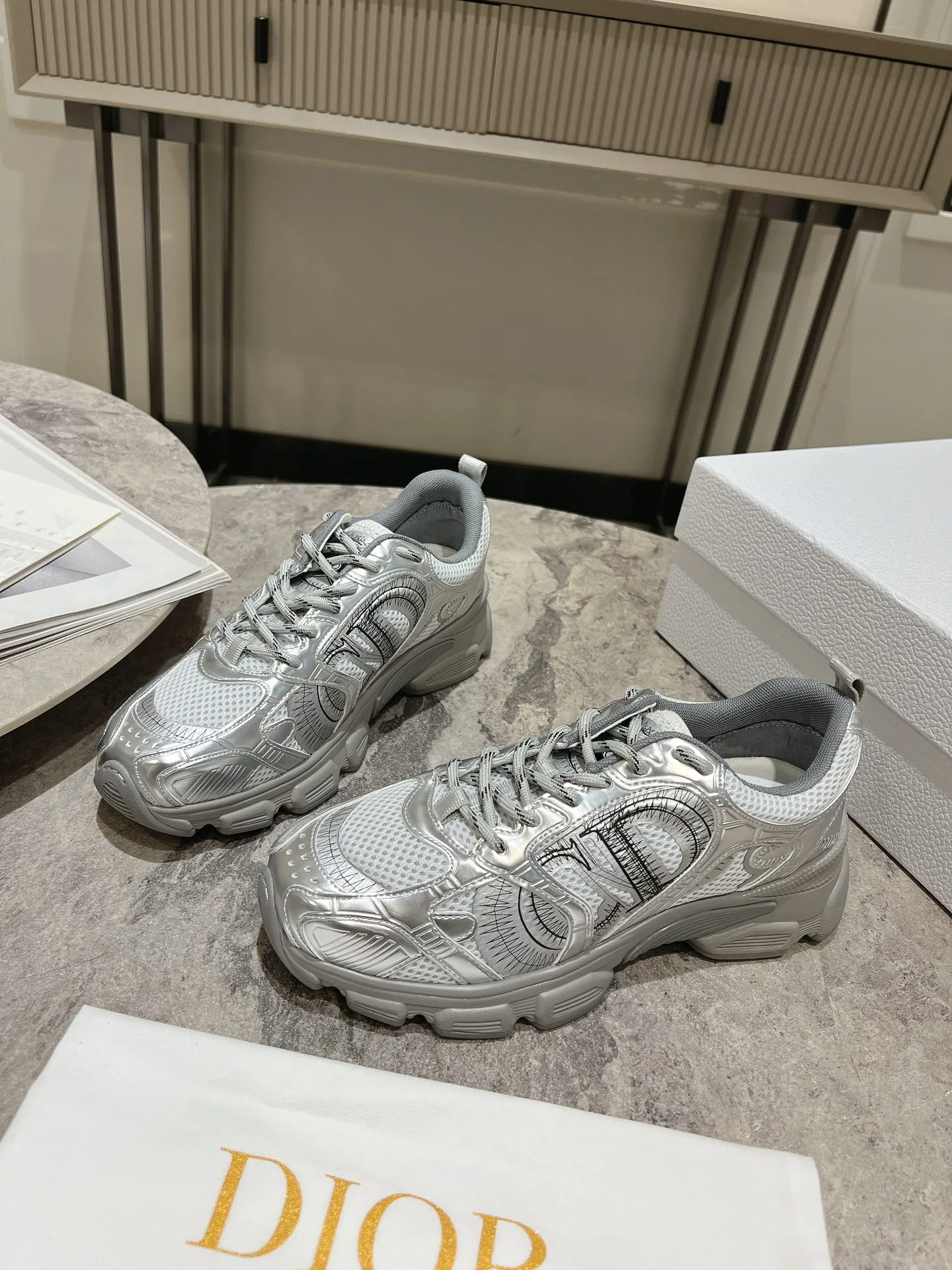 👟👟Ex-factory price 600👟👟 The latest hot model, the star model 2024 main hot product, the newly released Dior Chrono new casual sports shoes, running shoes, dad shoes are really cool, full of futuristic feeling! Really cool! Once again interpreting Dior's concept of cool fashion, the lucky star will bless you with good luck. The new EVA sole is super light and super soft! A perfect replica of the original! Fully matched material and mold! ! Women’s size: 35-39 (40.41 customized)